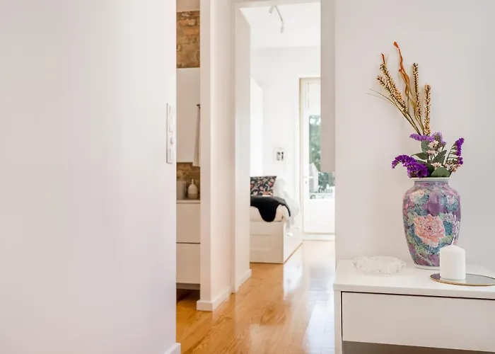 Markes - Lovely 1-bedroom W/ Sunny Backyard Апартаменты